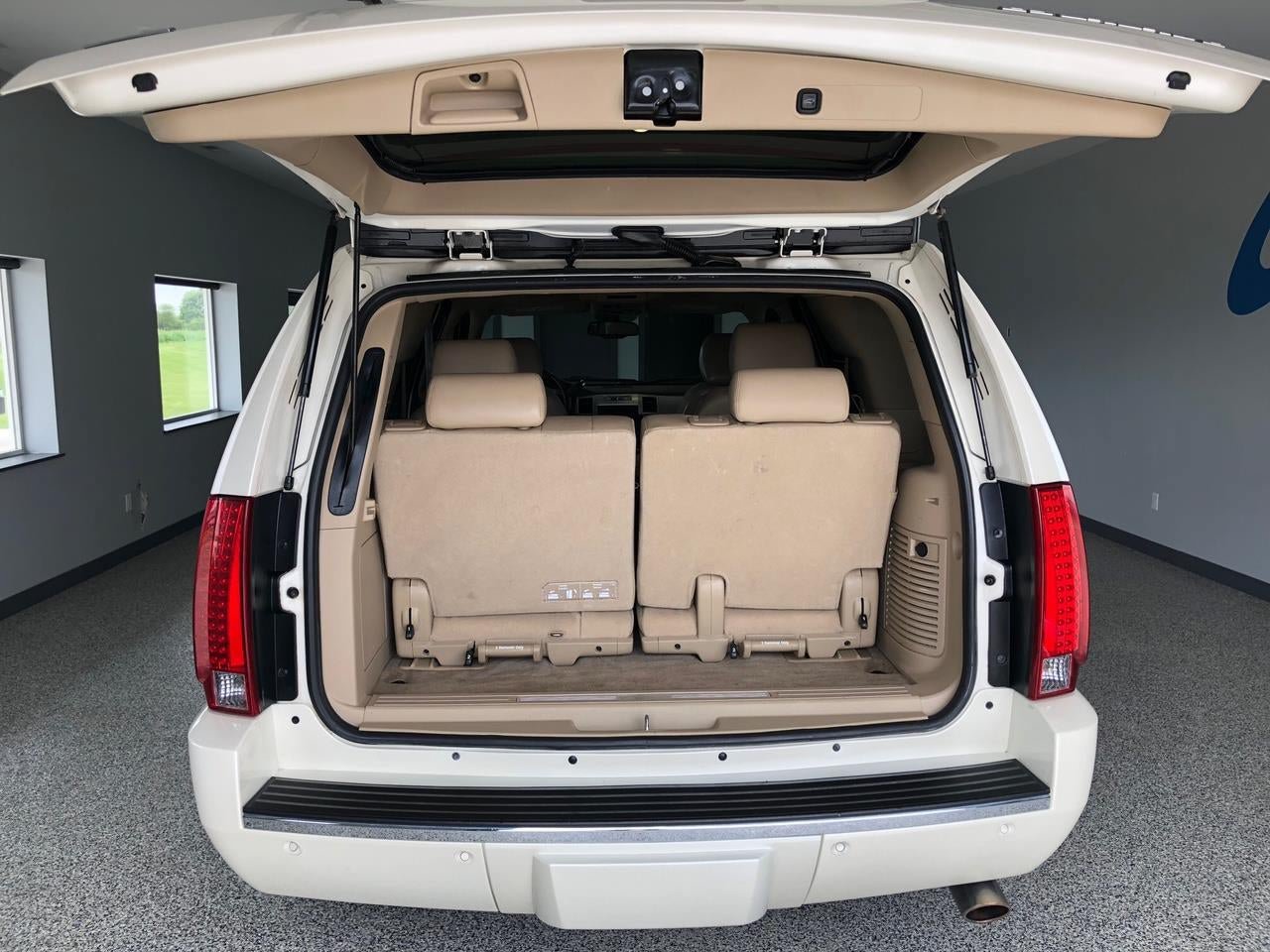 Used 2011 Cadillac Escalade Premium AWD/4WD image 9