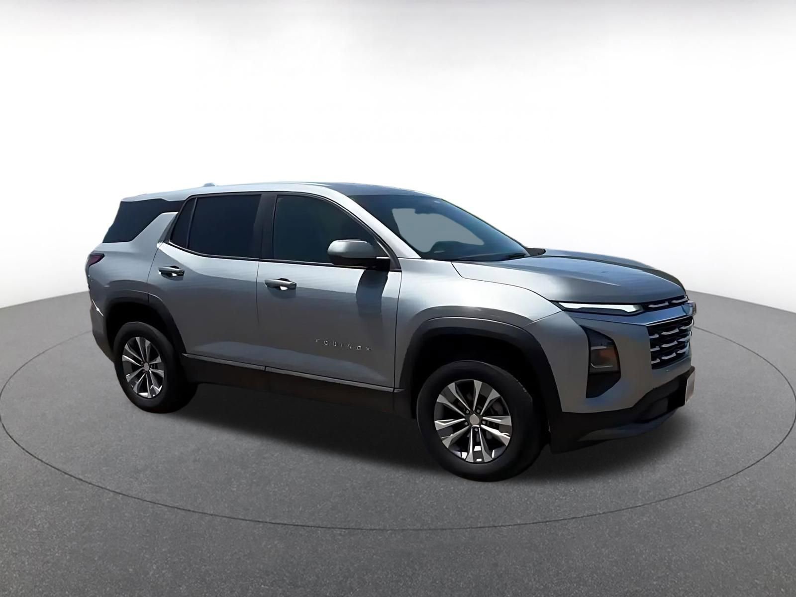 Used 2025 Chevrolet Equinox LT FWD image 2