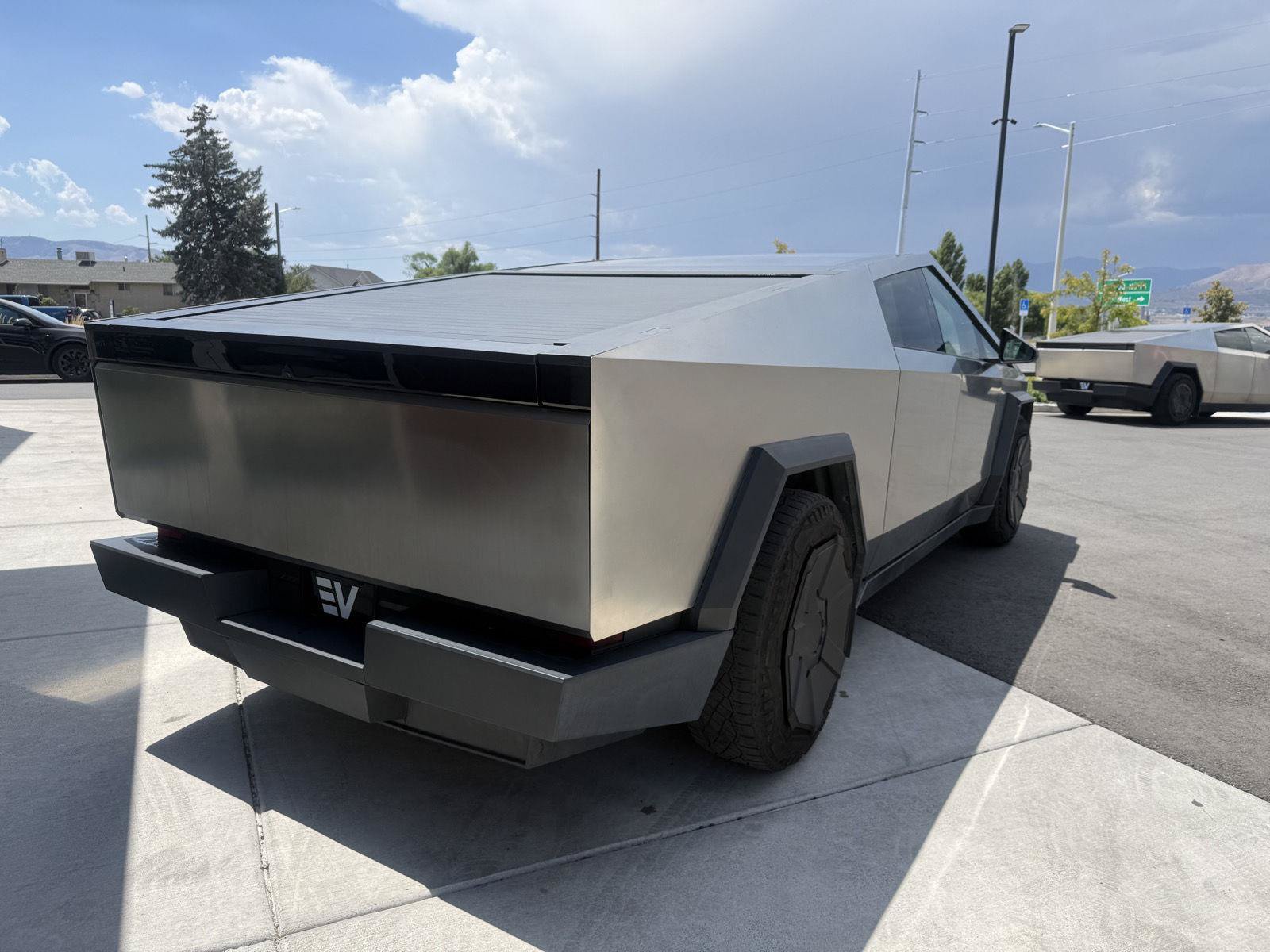 Used 2024 Tesla Cybertruck AWD Crew Cab image 8