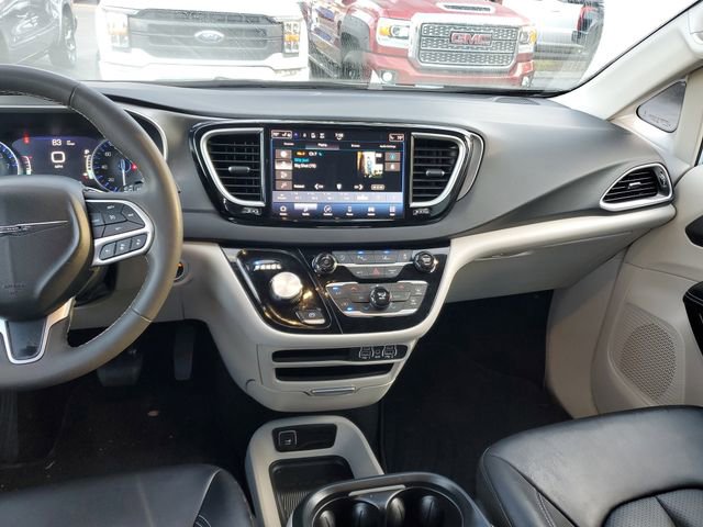 Used 2024 Chrysler Pacifica Touring-L image 12