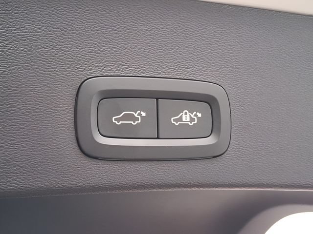 Certified 2026 Volvo XC40 B5 Plus AWD/4WD image 24