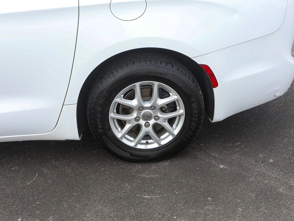 Used 2021 Chrysler Pacifica Touring-L image 10