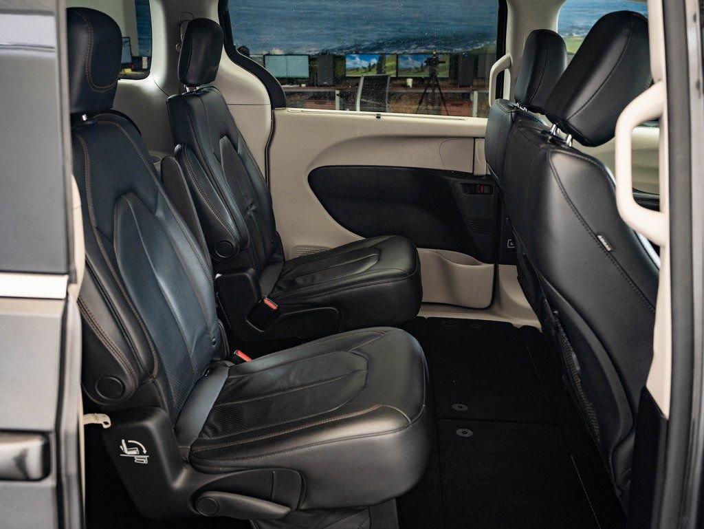 Used 2019 Chrysler Pacifica Touring-L image 32