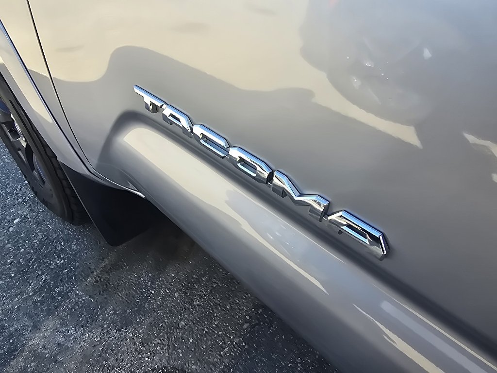 Used 2020 Toyota Tacoma SR5 AWD/4WD image 11