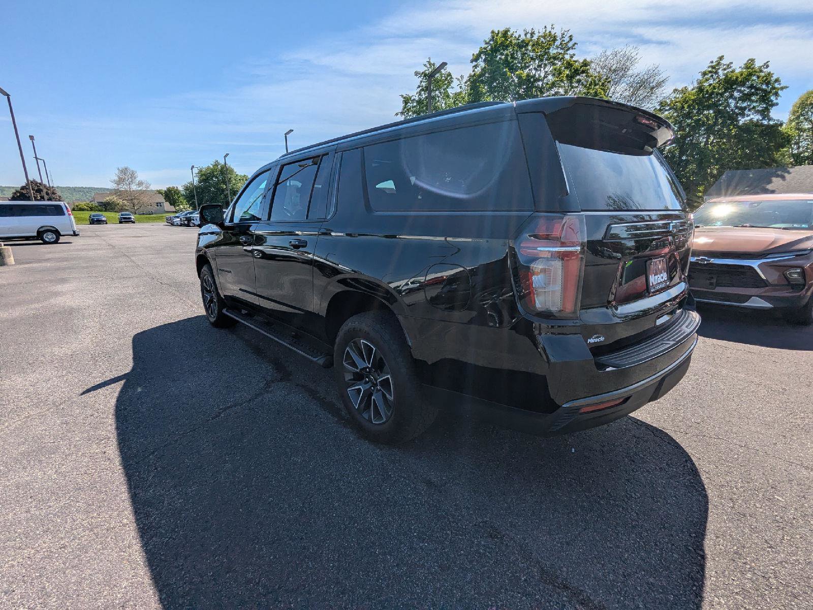 Used 2021 Chevrolet Suburban Z71 w/ Z71 Signature Package AWD/4WD image 5