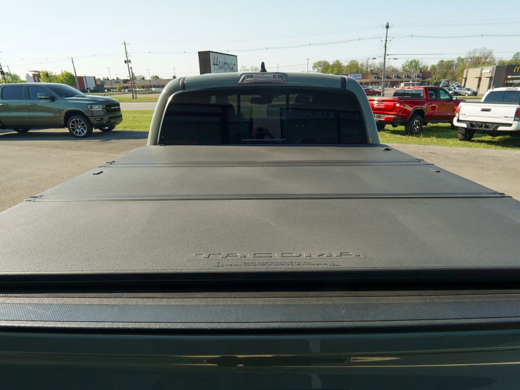 Used 2022 Toyota Tacoma TRD Off-Road AWD/4WD image 9
