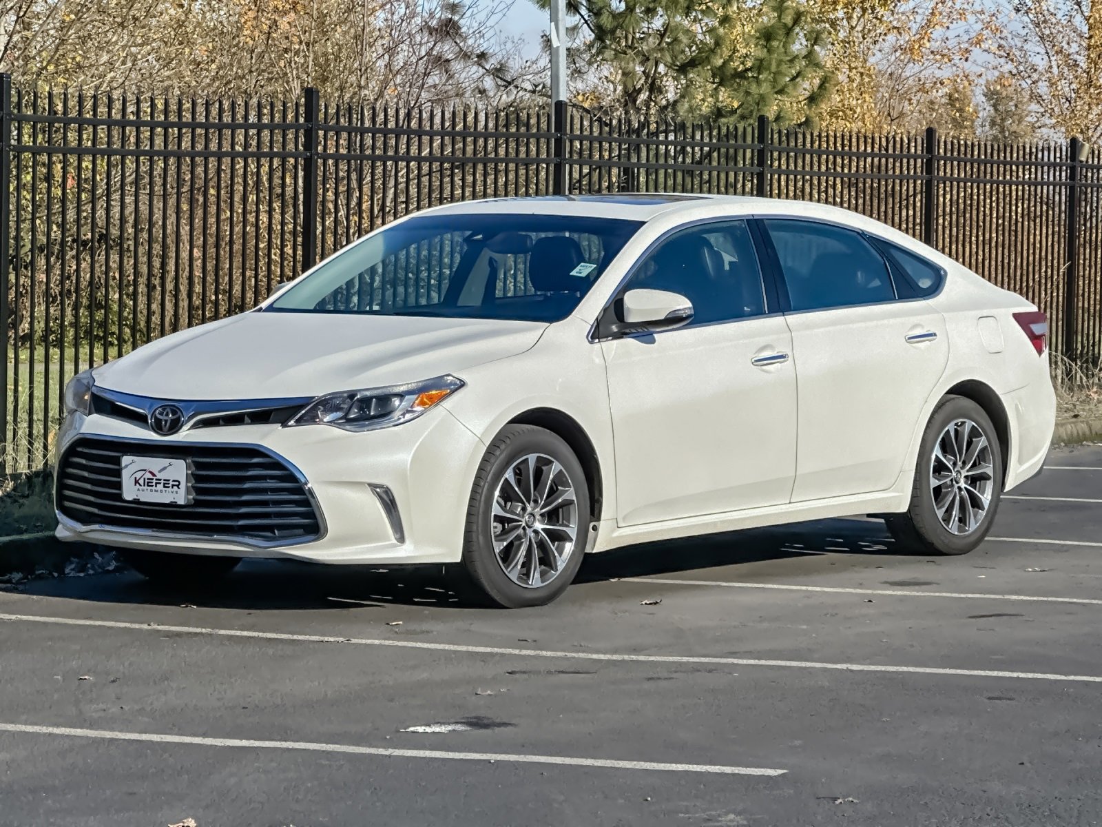 Used 2018 Toyota Avalon XLE Plus image 8