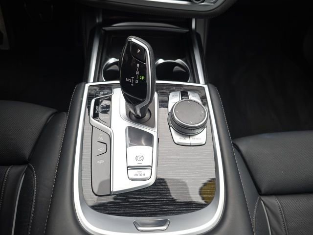 Used 2021 BMW 750i xDrive w/ M Sport Package image 26