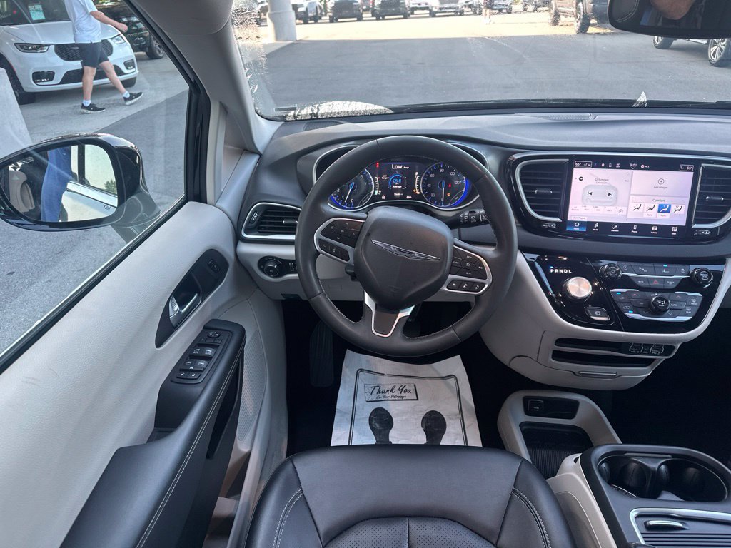 Used 2024 Chrysler Pacifica Touring-L FWD image 12