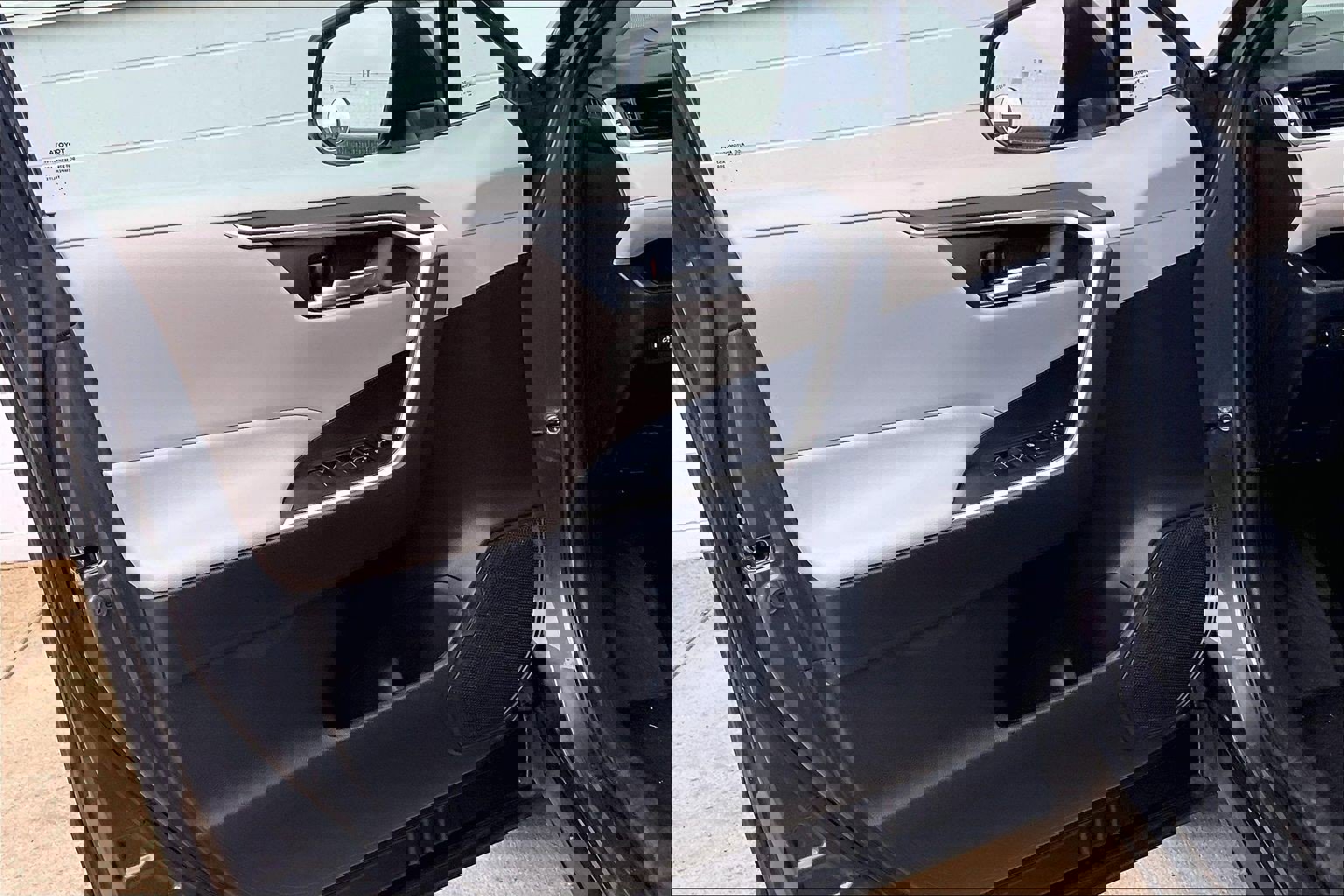 Used 2022 Toyota RAV4 XLE image 27