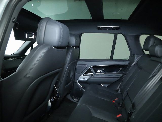 Certified 2025 Land Rover Range Rover SE image 19