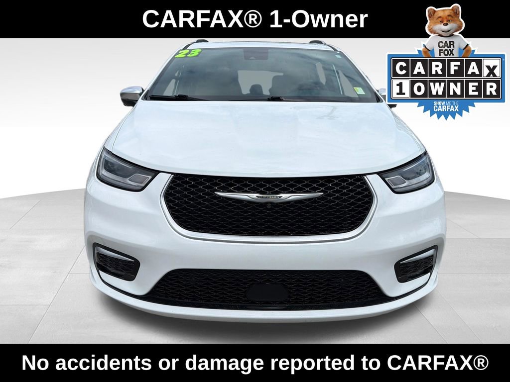 Used 2023 Chrysler Pacifica Pinnacle FWD image 2