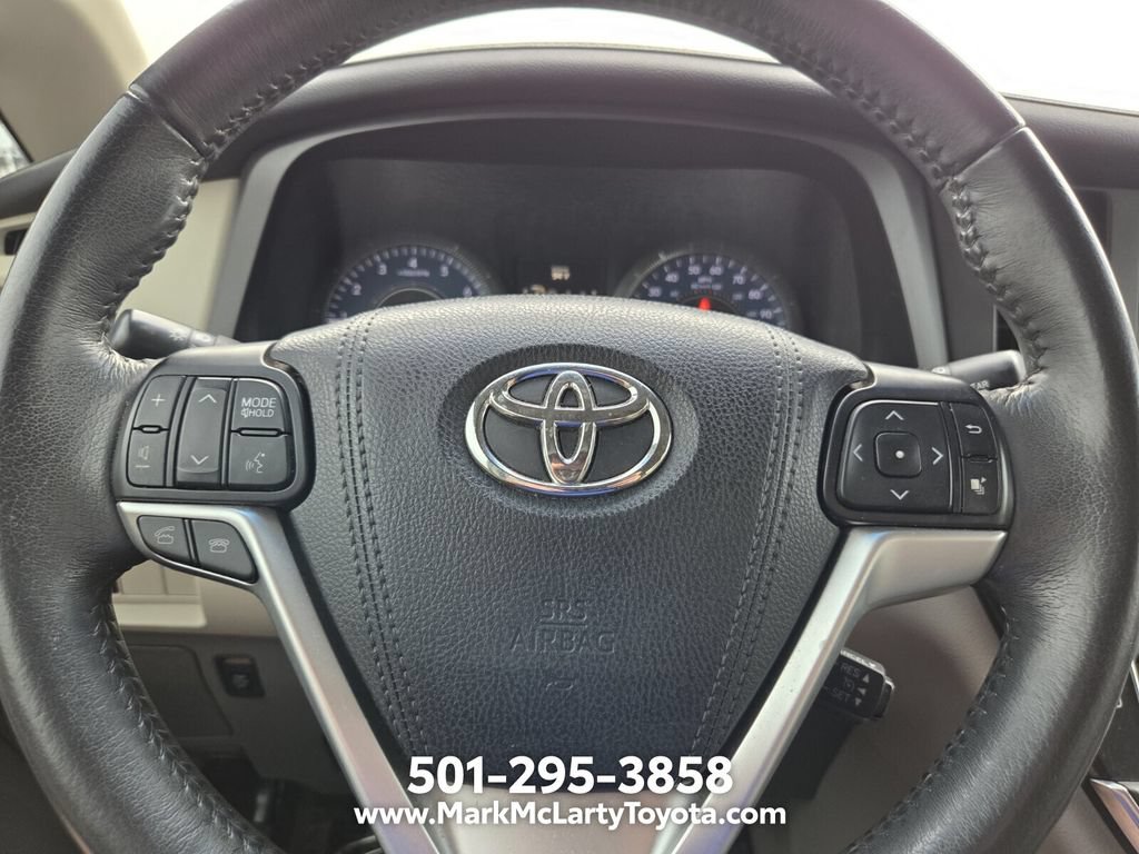 Used 2016 Toyota Sienna XLE w/ XLE Navigation Package FWD image 23