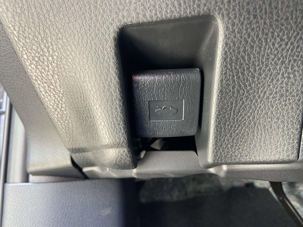 Used 2025 Toyota Camry SE w/ Convenience Package FWD image 31