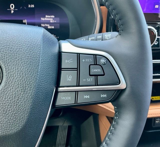 Used 2025 Toyota Highlander Platinum image 24