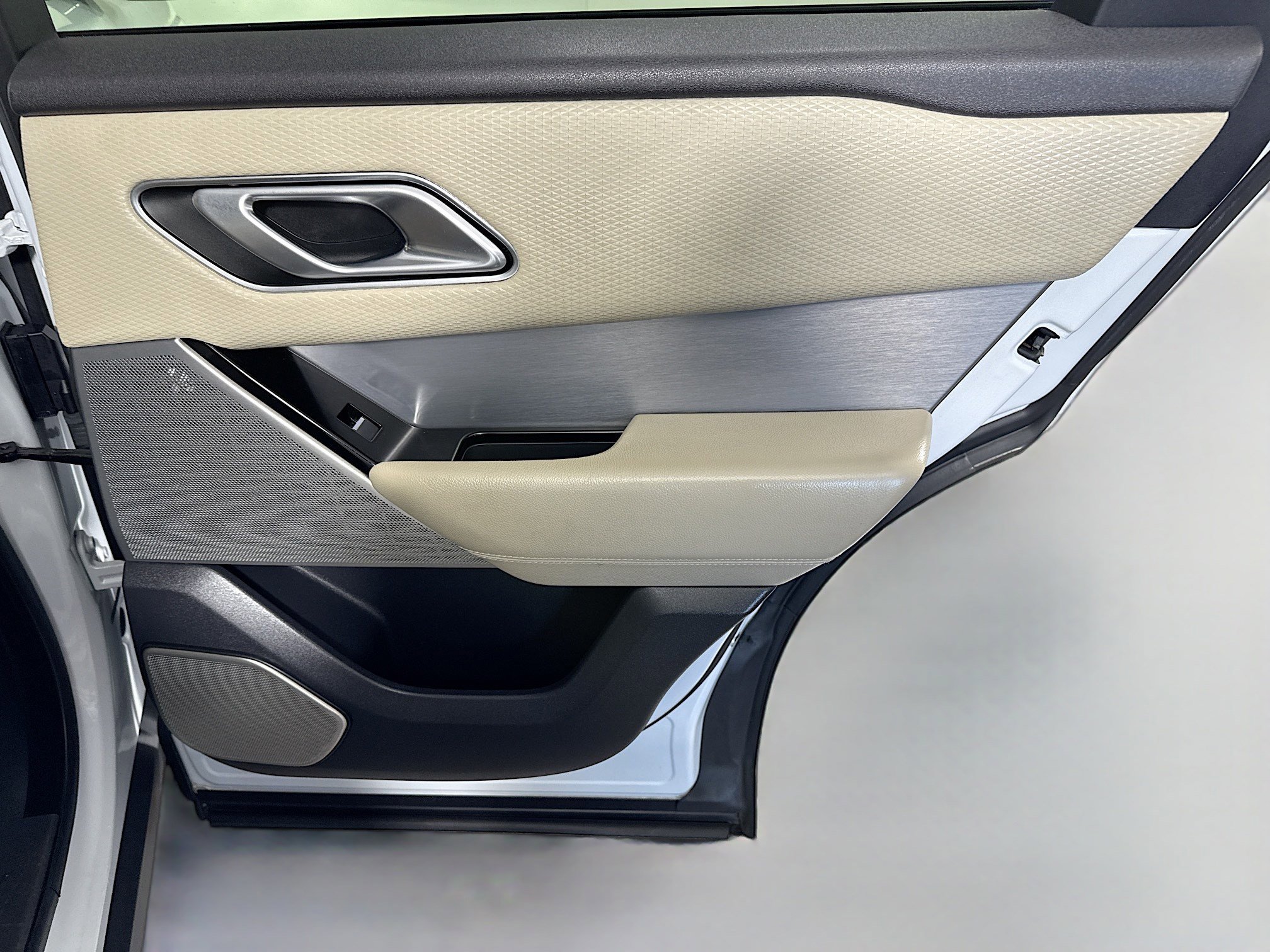 Used 2019 Land Rover Range Rover Velar R-Dynamic SE image 28