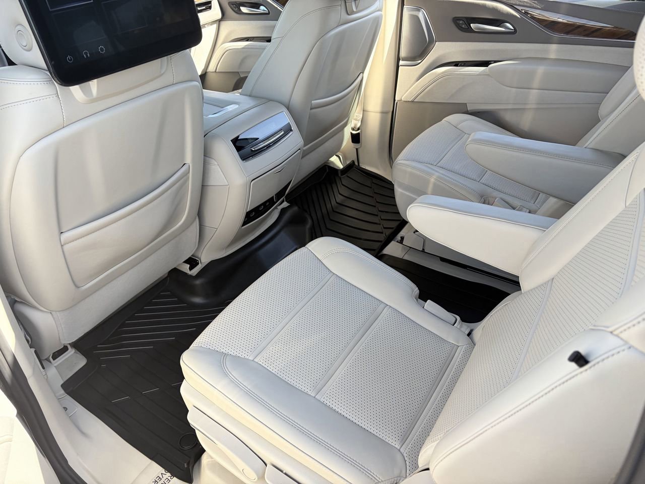 Certified 2024 Cadillac Escalade ESV Sport Platinum w/ LPO, ONYX Package image 17