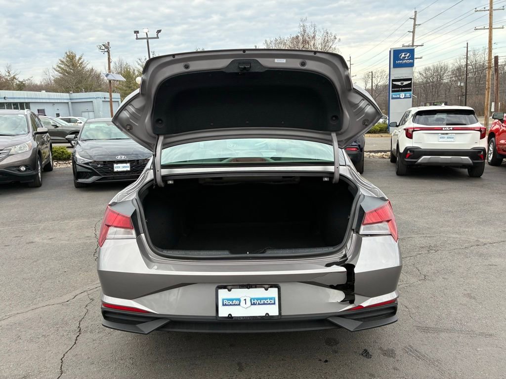 Used 2023 Hyundai Elantra SEL w/ Convenience Package FWD image 11