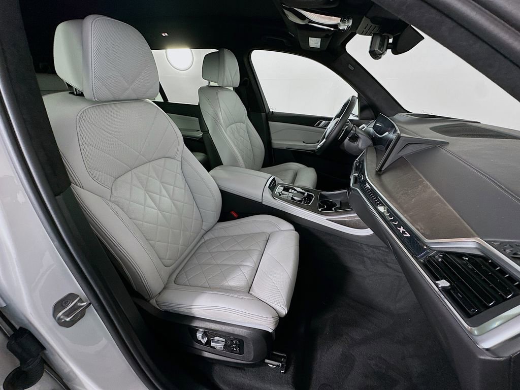 Used 2023 BMW X7 xDrive40i w/ Parking Assistance Package image 30