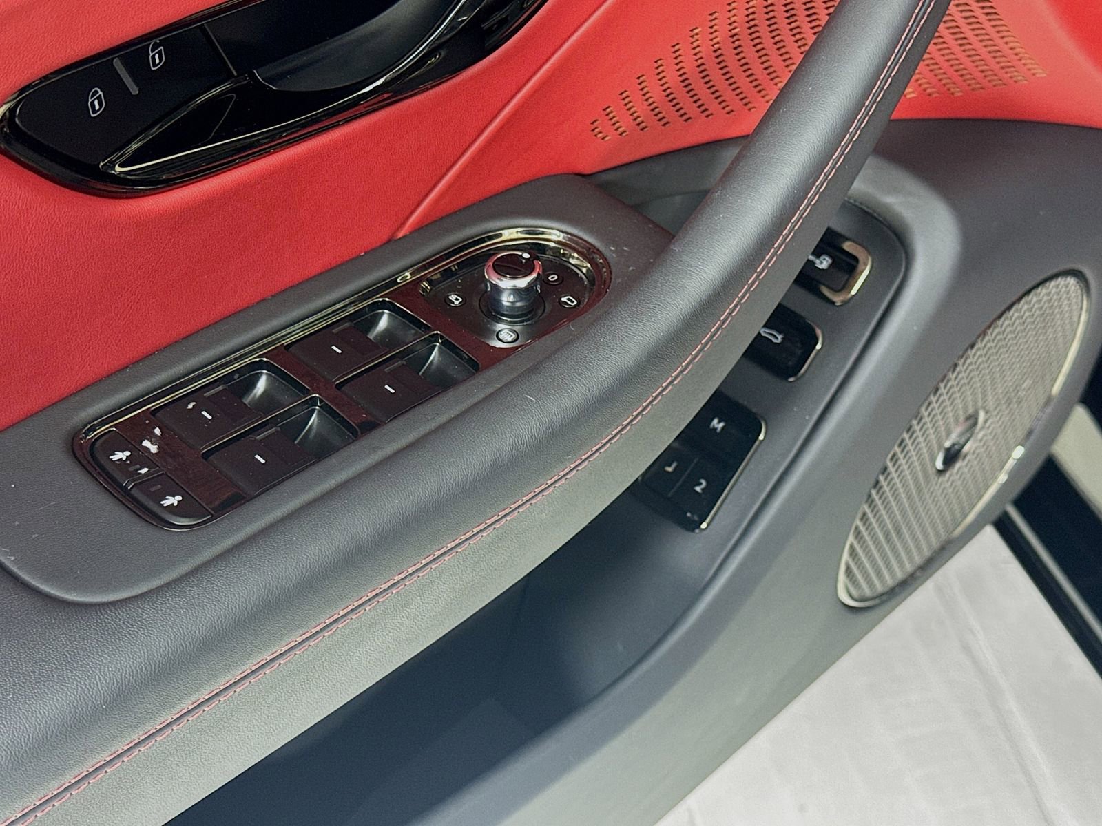 Certified 2025 Bentley Flying Spur Plug-In Hybrid image 16