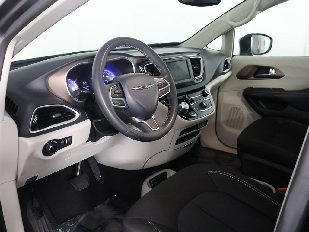 Used 2023 Chrysler Voyager LX image 22