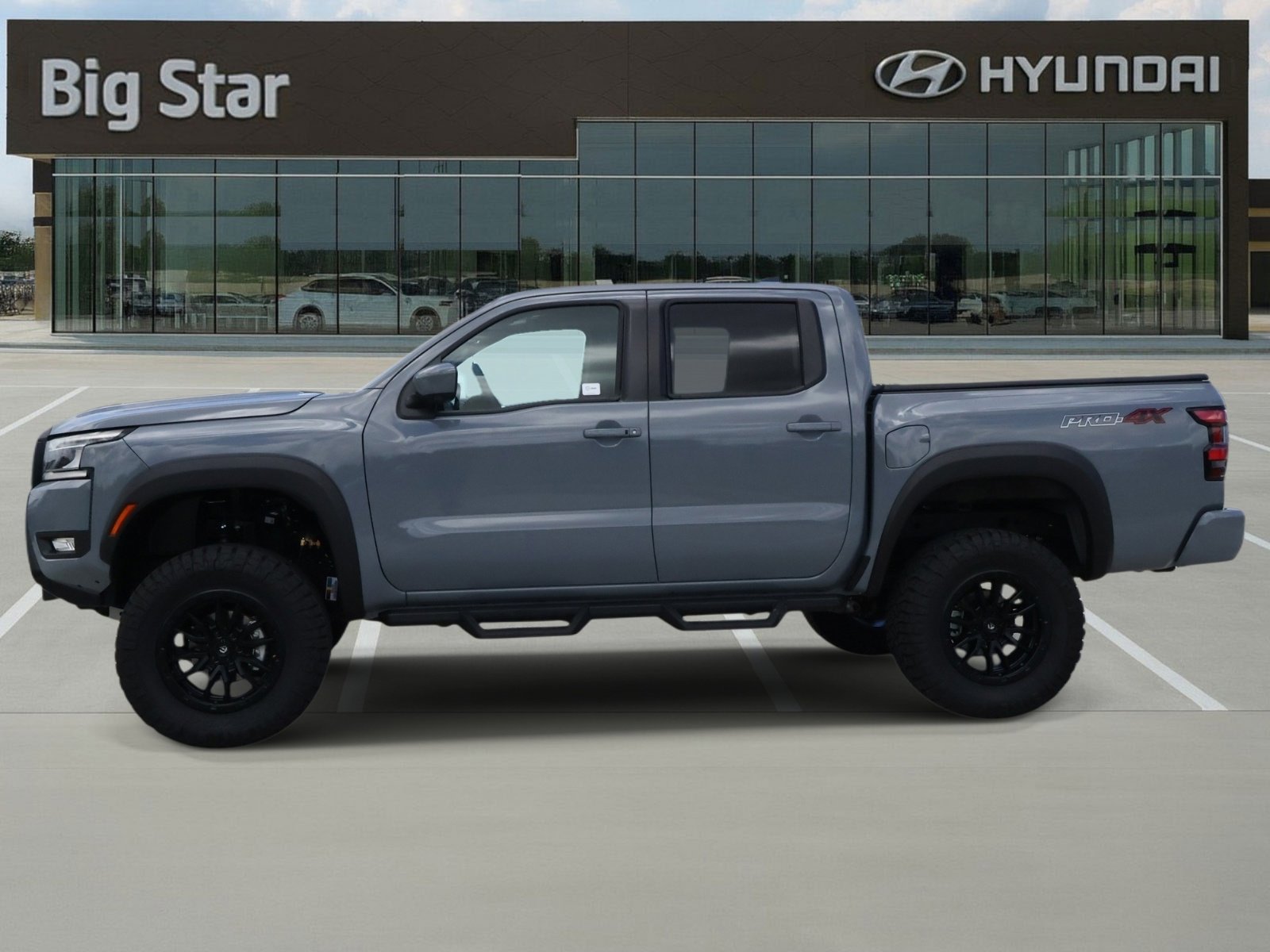 Used 2025 Nissan Frontier PRO-4X w/ Pro Convenience Package image 2