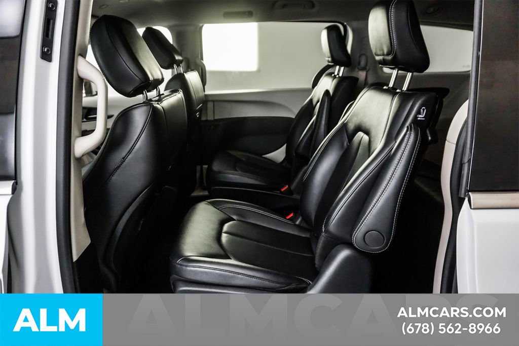 Used 2024 Chrysler Pacifica Select image 17