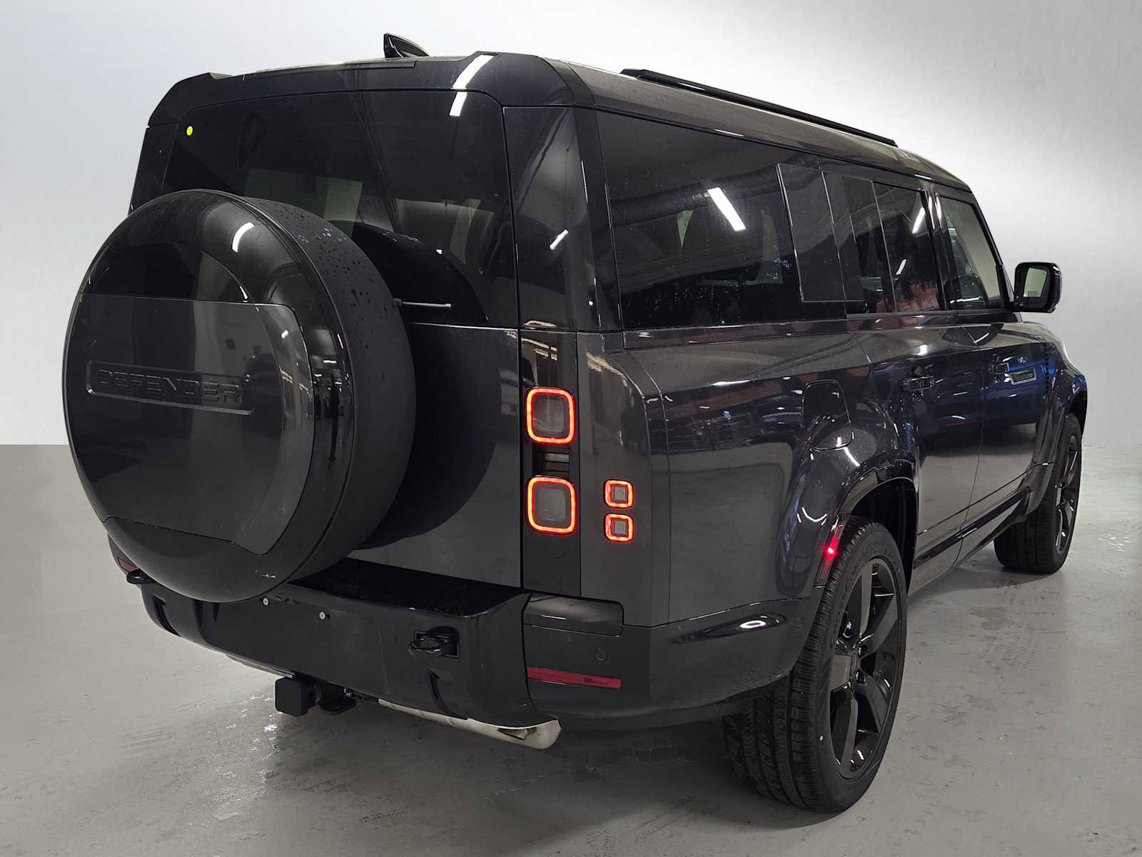 New 2026 Land Rover Defender 130 X-Dynamic SE image 5