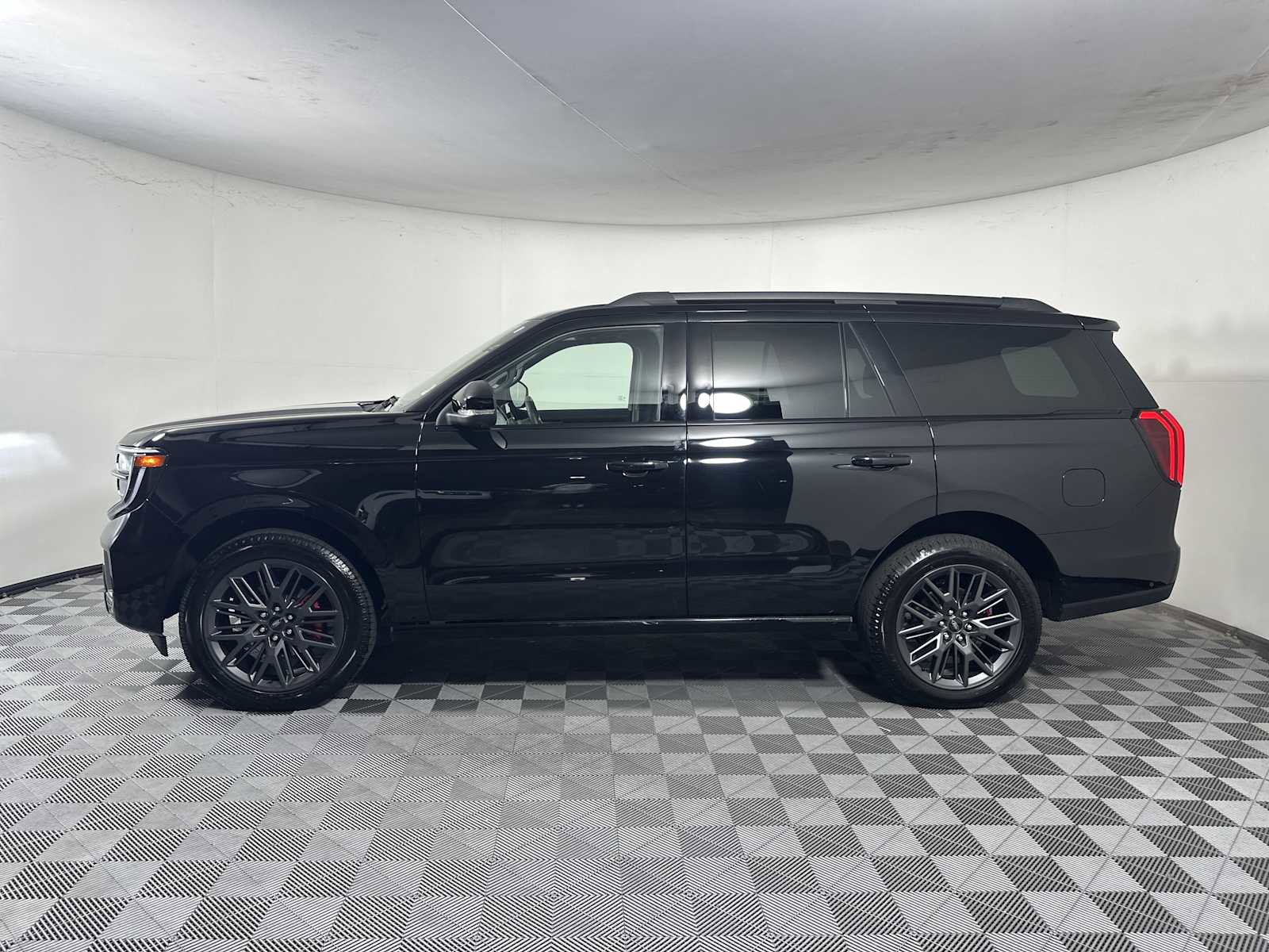Used 2025 Ford Expedition Platinum w/ Stealth Performance Package image 4