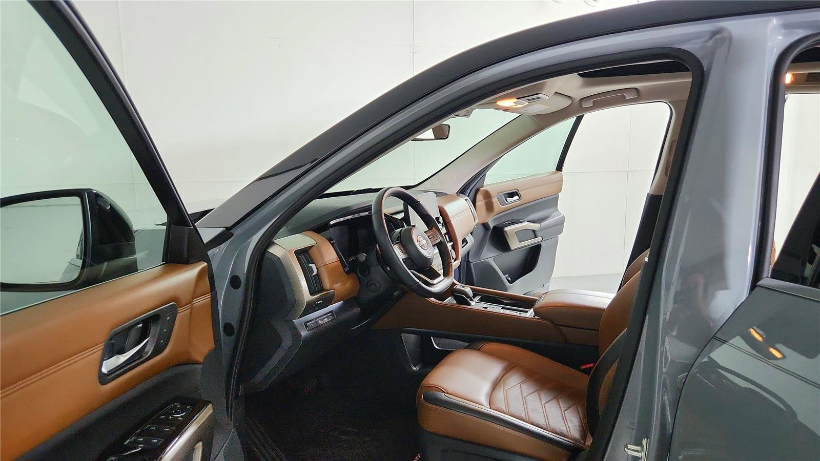 Used 2024 Nissan Pathfinder Platinum FWD image 9