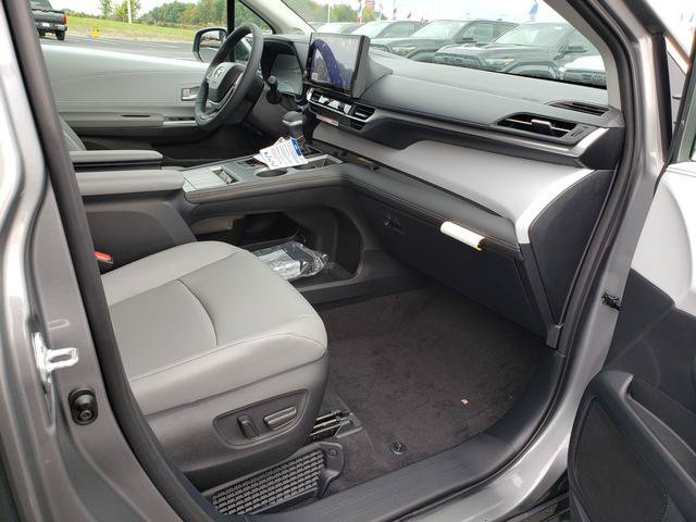 New 2026 Toyota Sienna XLE AWD/4WD image 17