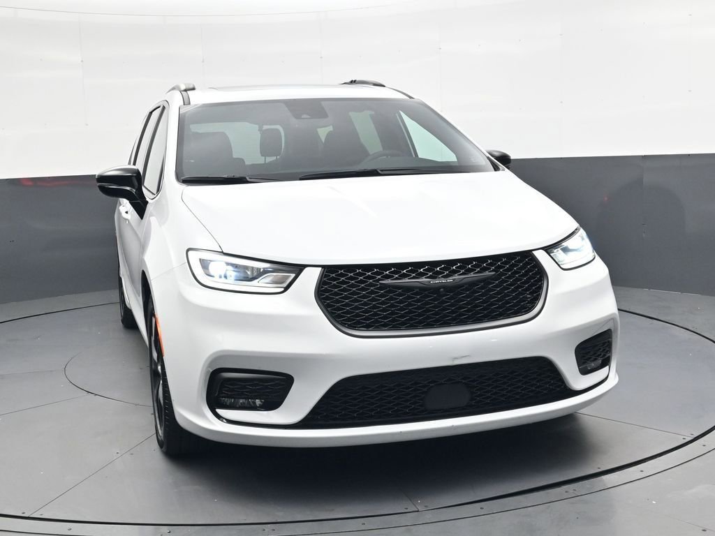 Used 2025 Chrysler Pacifica Limited image 10