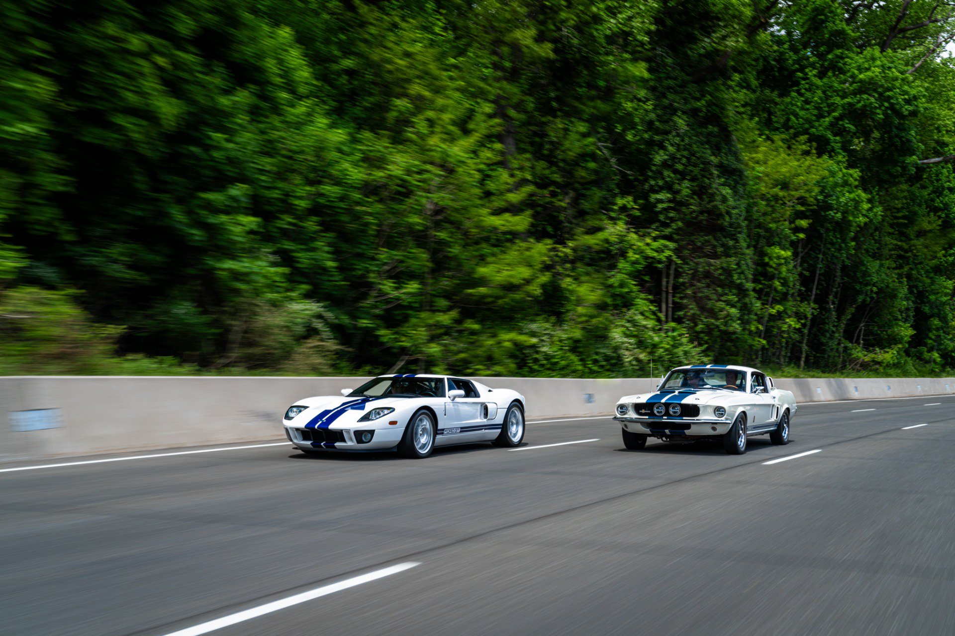 Used 2006 Ford GT RWD image 3