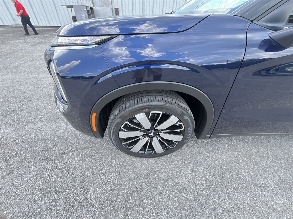 New 2025 Mitsubishi Outlander SE image 10