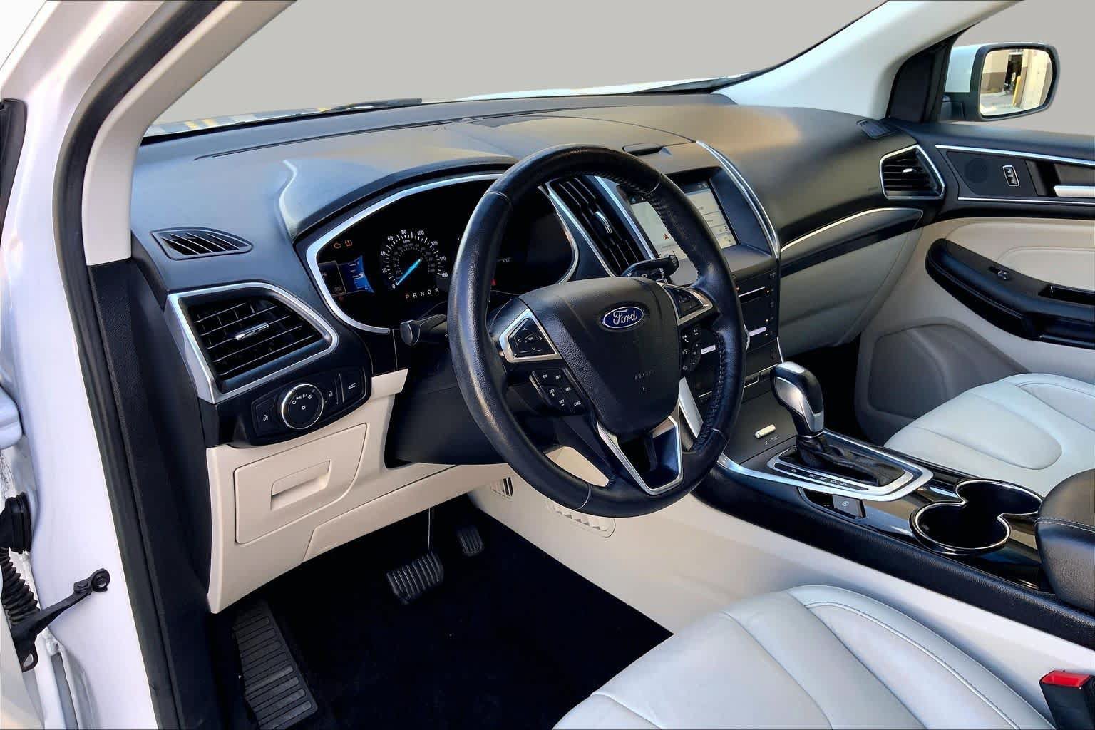 Used 2017 Ford Edge Titanium w/ Technology Package FWD image 17