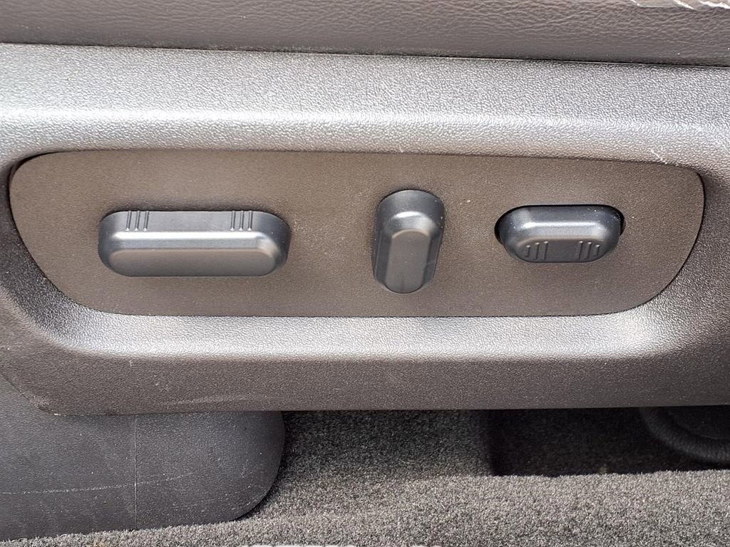 Used 2015 Ford Explorer XLT w/ Equipment Group 202B FWD image 25