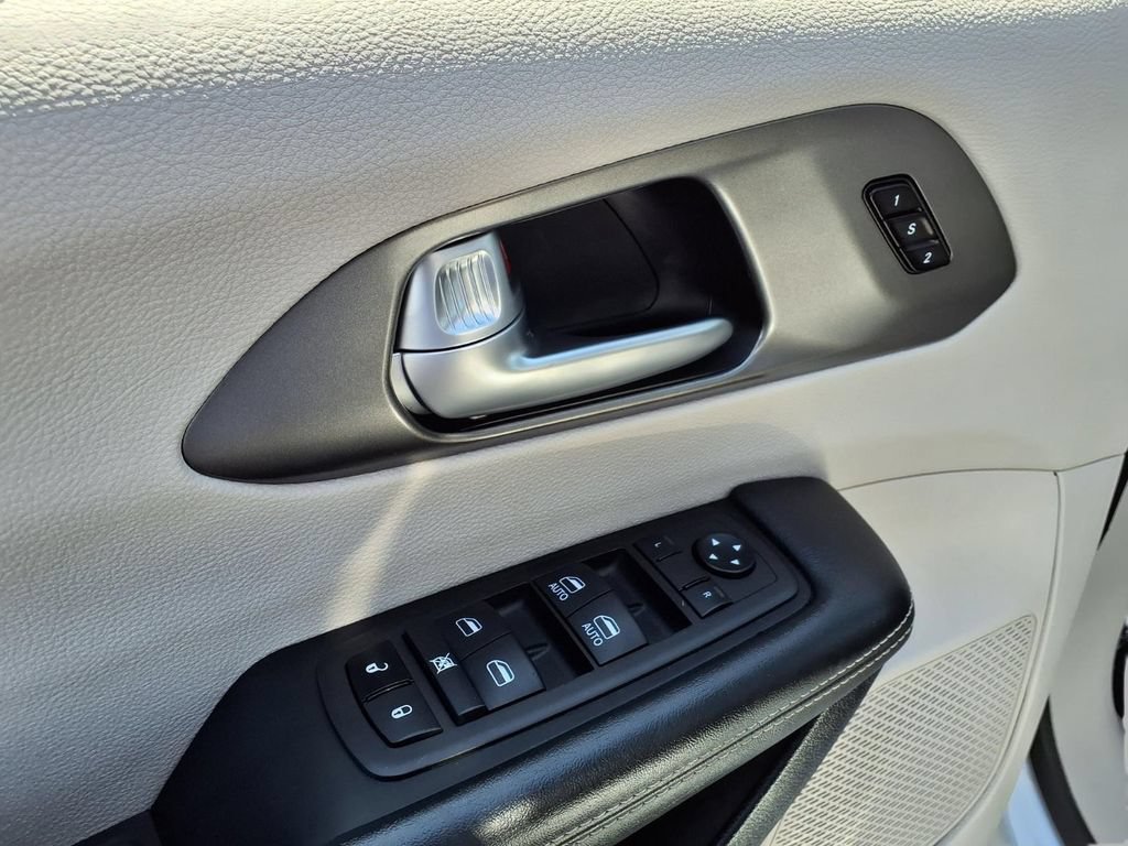 Used 2024 Chrysler Pacifica Touring-L FWD image 20