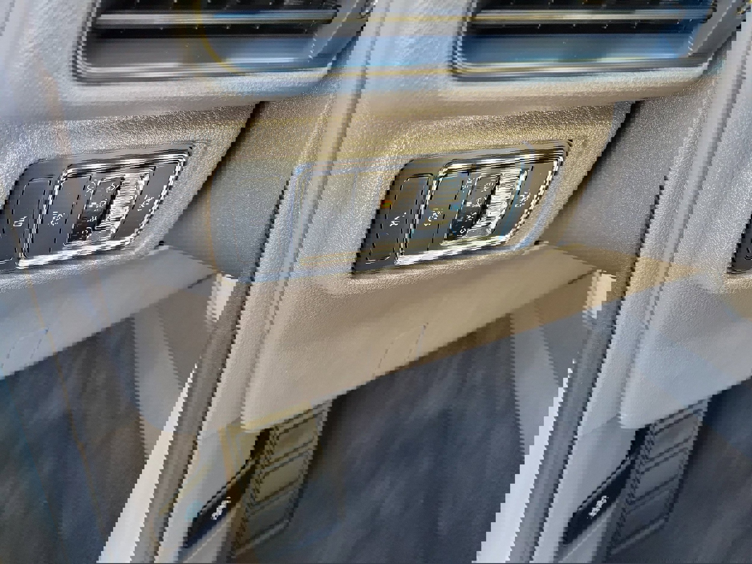 Used 2022 Lincoln Corsair Reserve w/ Equipment Group 201A image 21