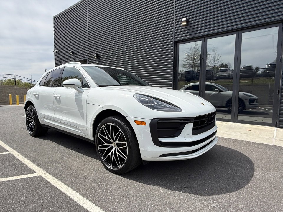 Certified 2023 Porsche Macan image 9