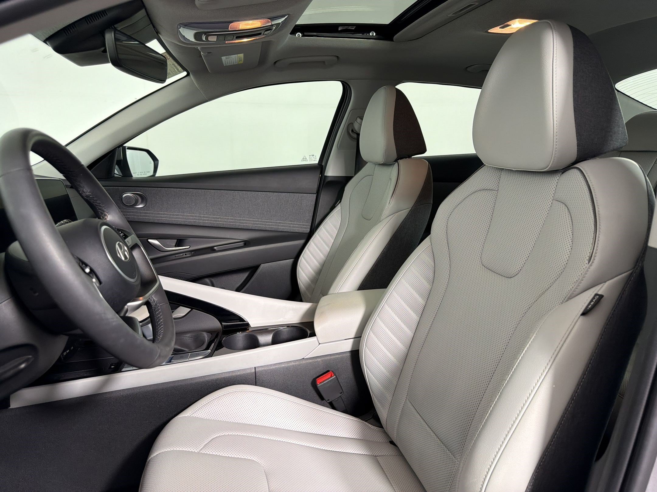 Used 2025 Hyundai Elantra Limited FWD image 4