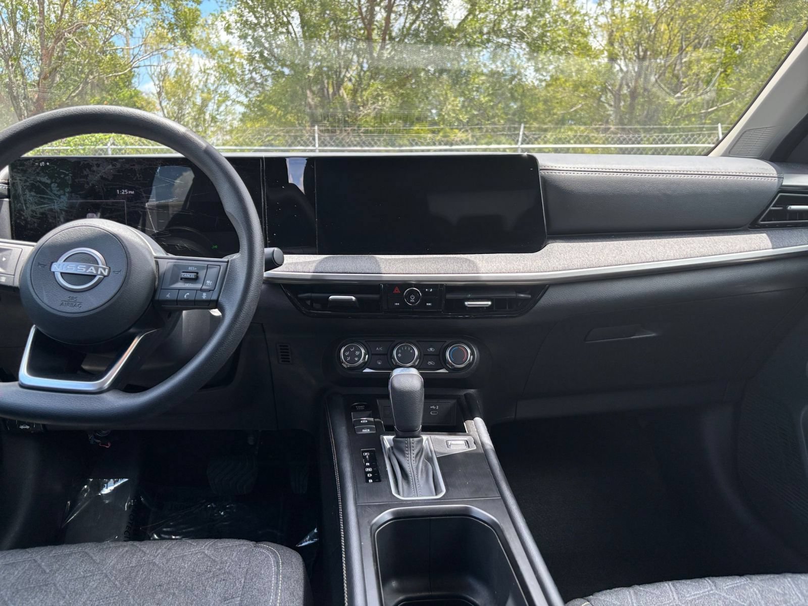 Used 2025 Nissan Kicks SV AWD/4WD image 17