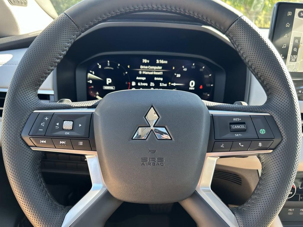 Used 2025 Mitsubishi Outlander SE image 32