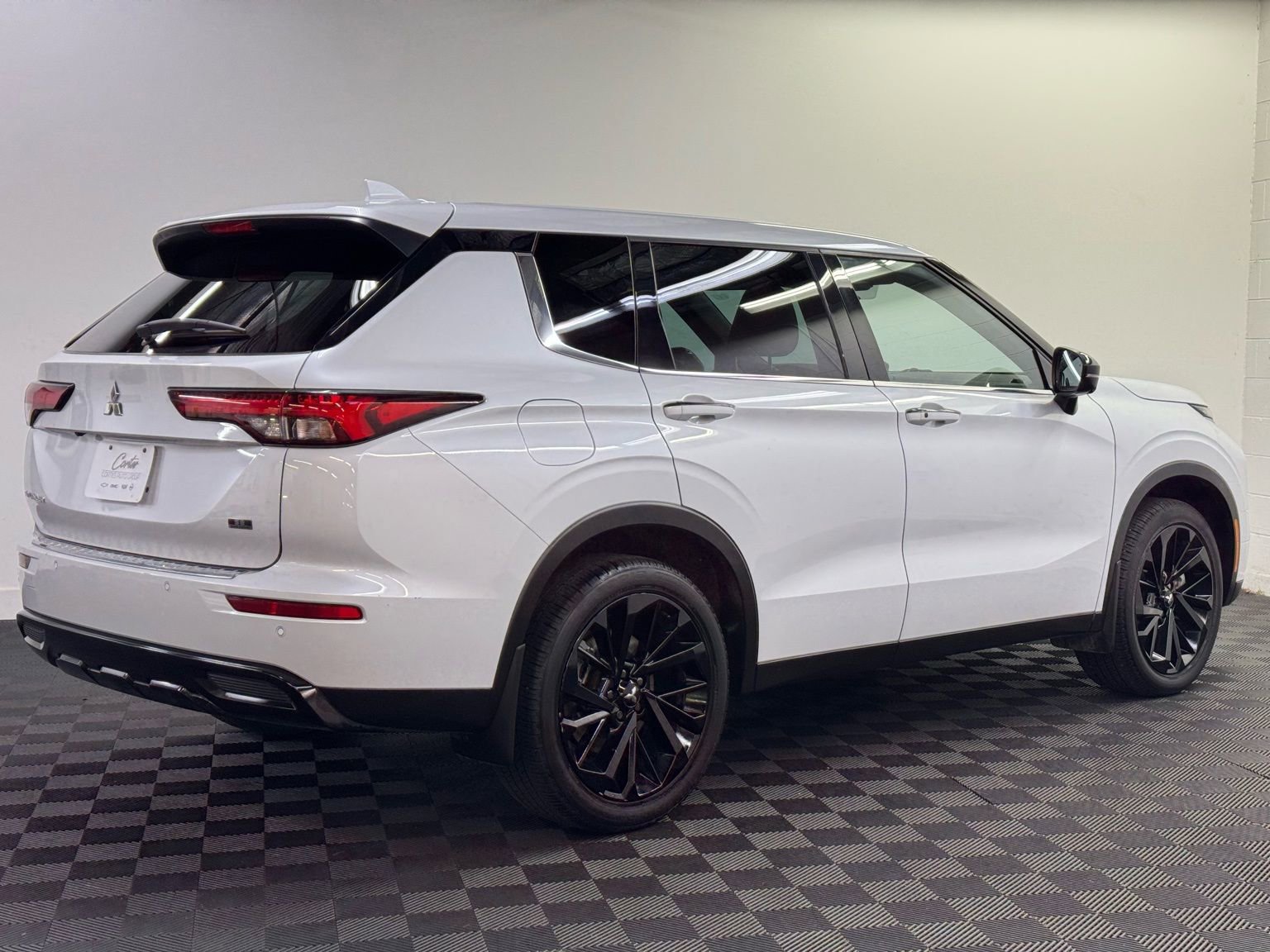 Used 2023 Mitsubishi Outlander SE Black Edition image 2