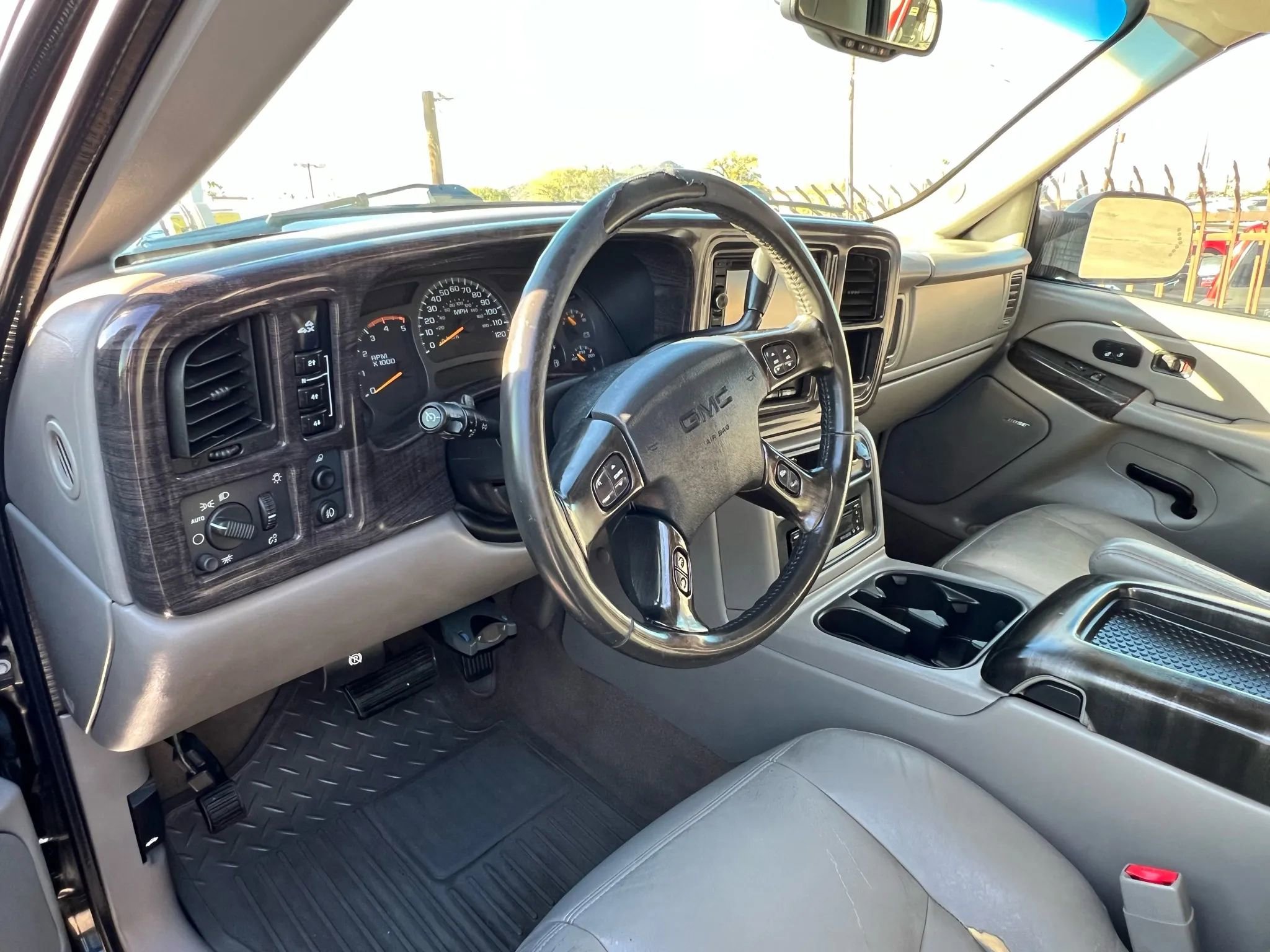 Used 2004 GMC Sierra 2500 SLT w/ Heavy-Duty Power Package AWD/4WD image 14