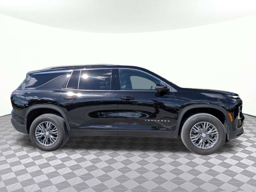 Used 2026 Chevrolet Traverse LT w/ Driver Confidence Package FWD image 2