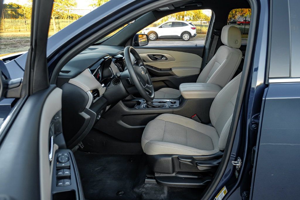 Used 2023 Chevrolet Traverse LS w/ Safety Package FWD image 6