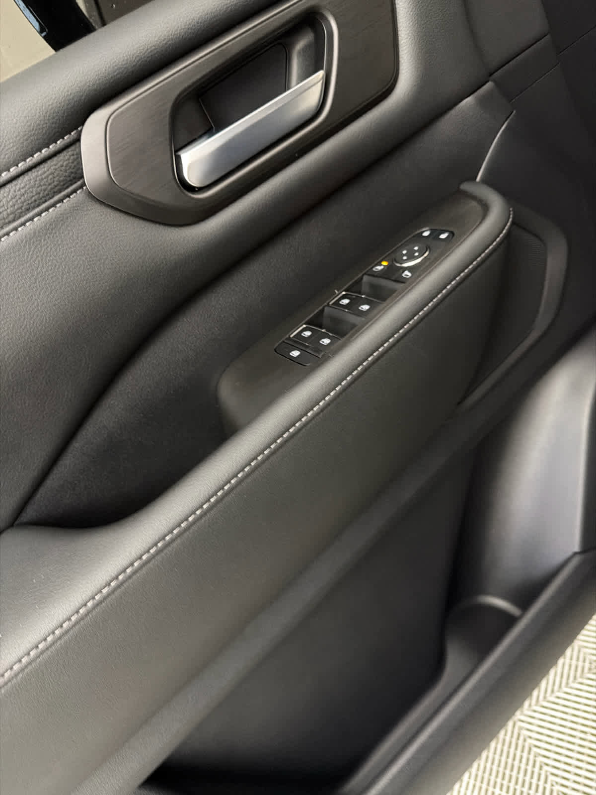 Used 2025 Nissan Armada SV image 24