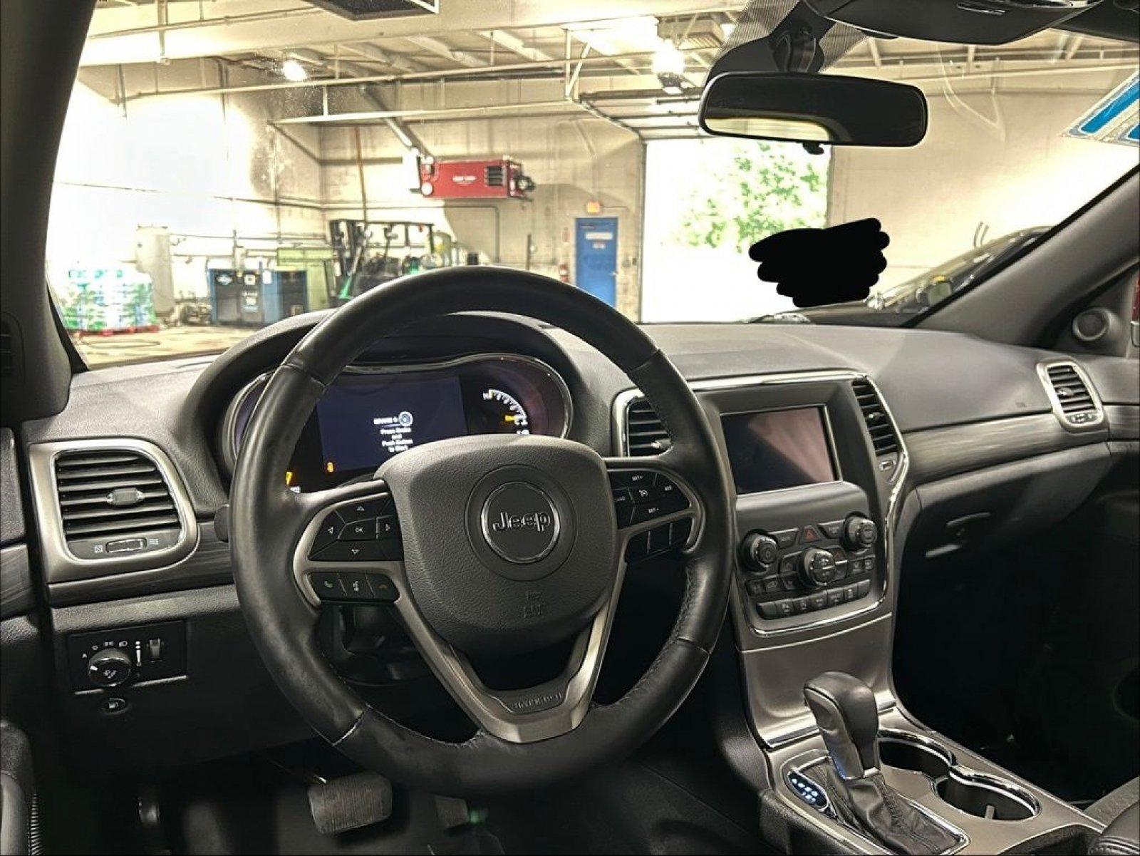 Used 2021 Jeep Grand Cherokee Laredo w/ Security & Convenience Group AWD/4WD image 14