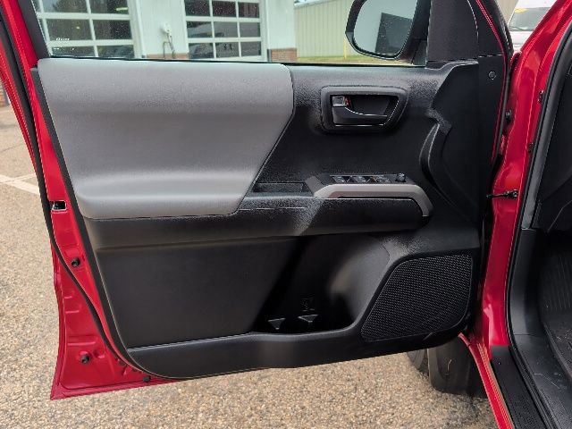 Used 2022 Toyota Tacoma SR5 AWD/4WD image 15