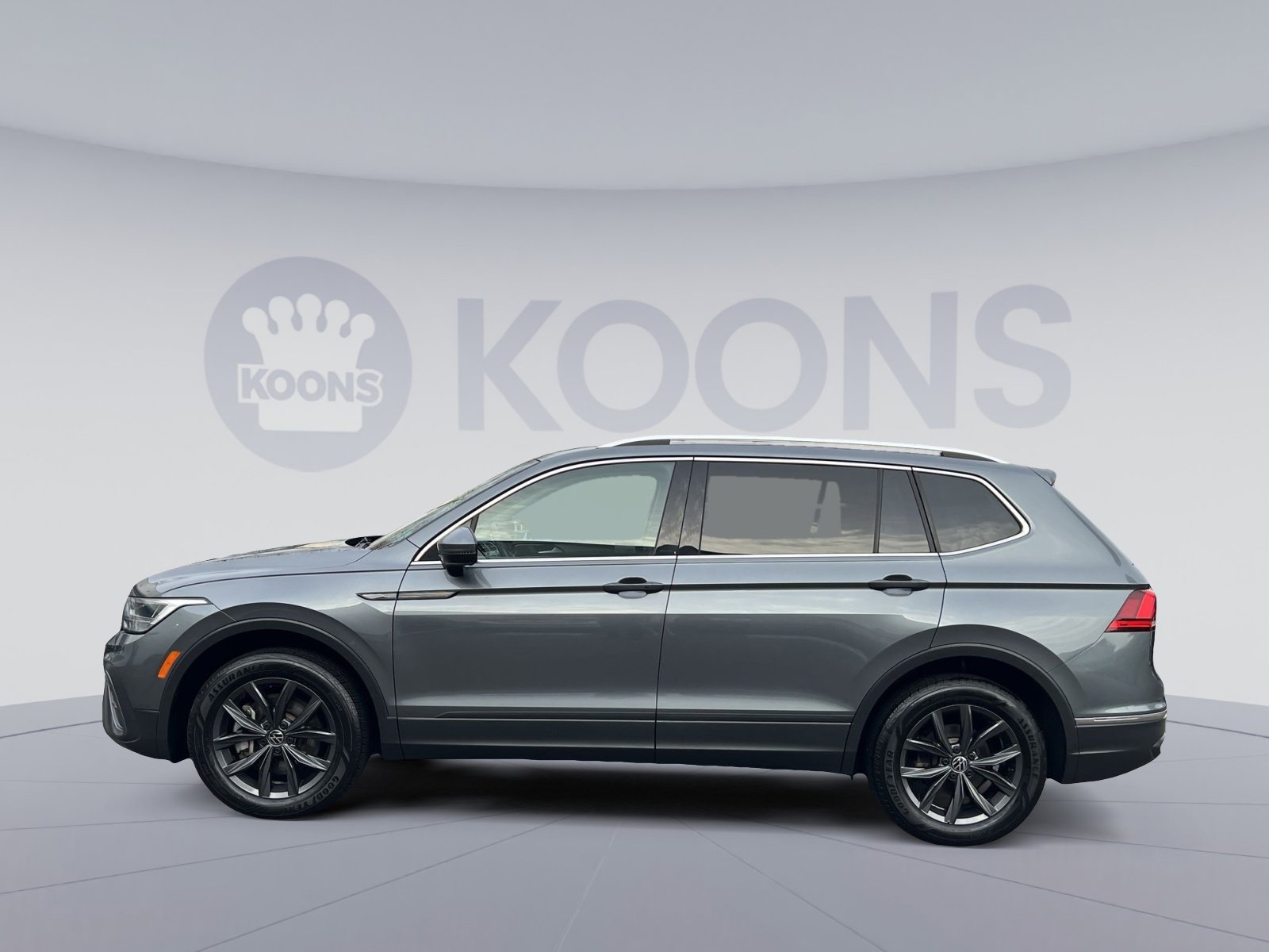 Used 2022 Volkswagen Tiguan SE w/ Panoramic Sunroof Package image 2